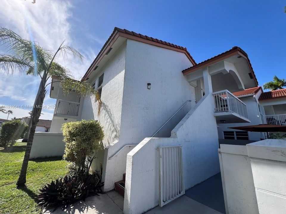 Active With Contract: $280,000 (2 beds, 2 baths, 820 Square Feet)