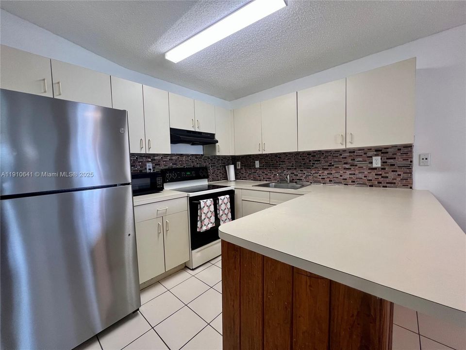 Active With Contract: $280,000 (2 beds, 2 baths, 820 Square Feet)