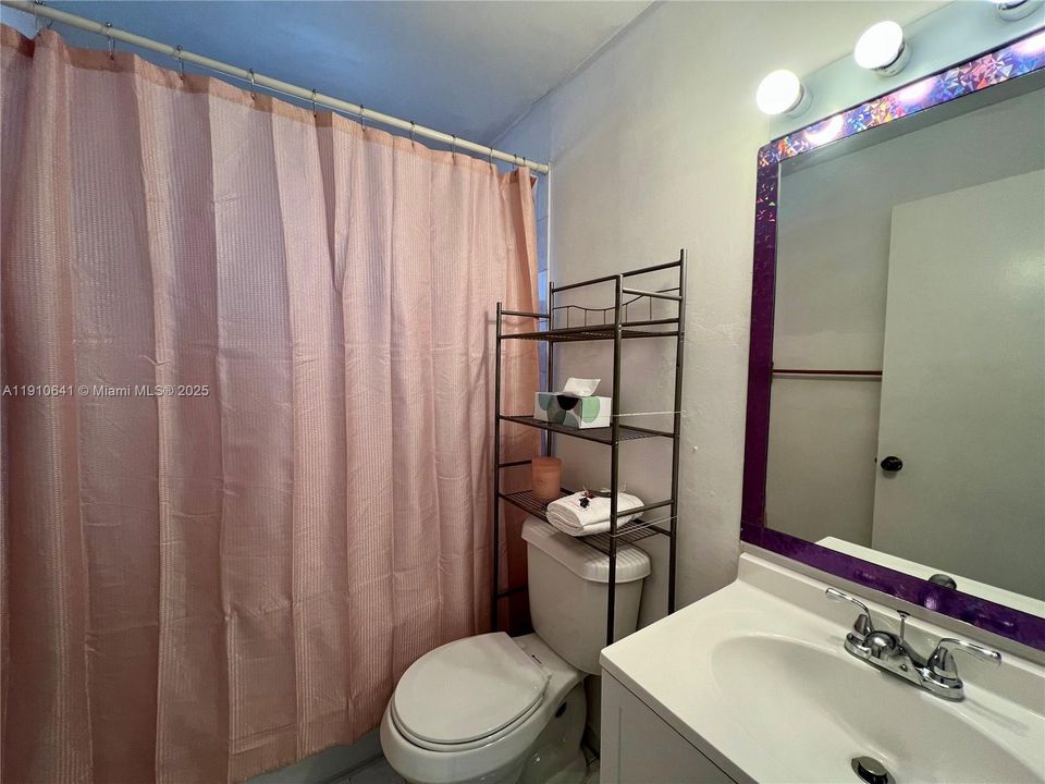 Active With Contract: $280,000 (2 beds, 2 baths, 820 Square Feet)