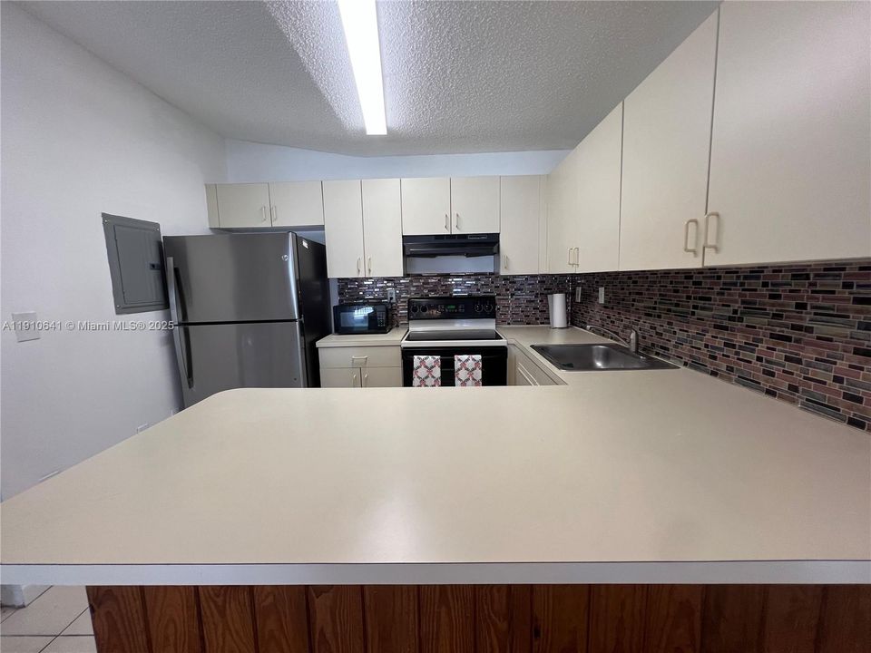 Active With Contract: $280,000 (2 beds, 2 baths, 820 Square Feet)