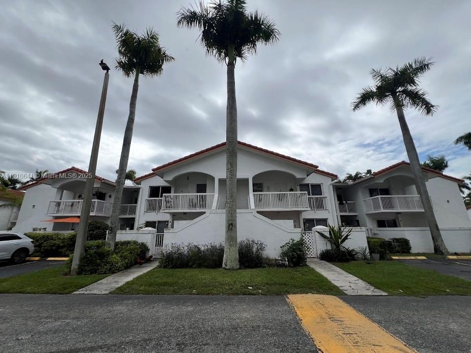 Active With Contract: $280,000 (2 beds, 2 baths, 820 Square Feet)