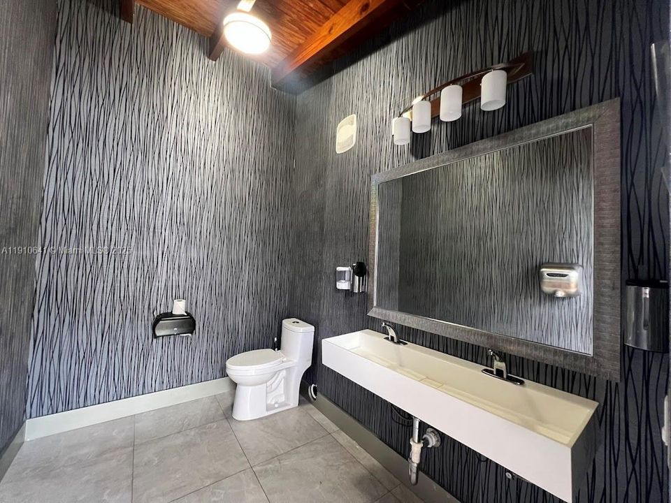 Active With Contract: $280,000 (2 beds, 2 baths, 820 Square Feet)