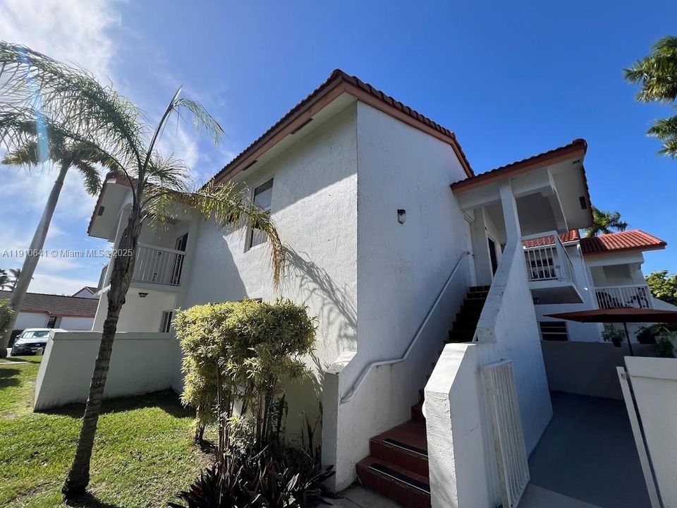 Active With Contract: $280,000 (2 beds, 2 baths, 820 Square Feet)