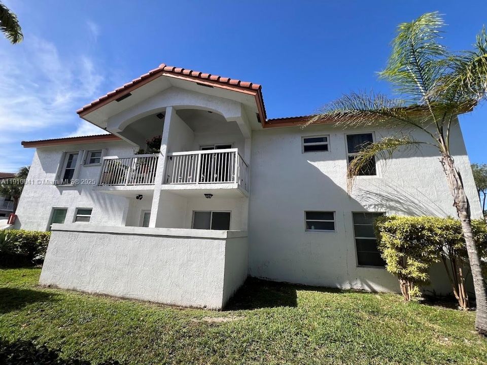 Active With Contract: $280,000 (2 beds, 2 baths, 820 Square Feet)