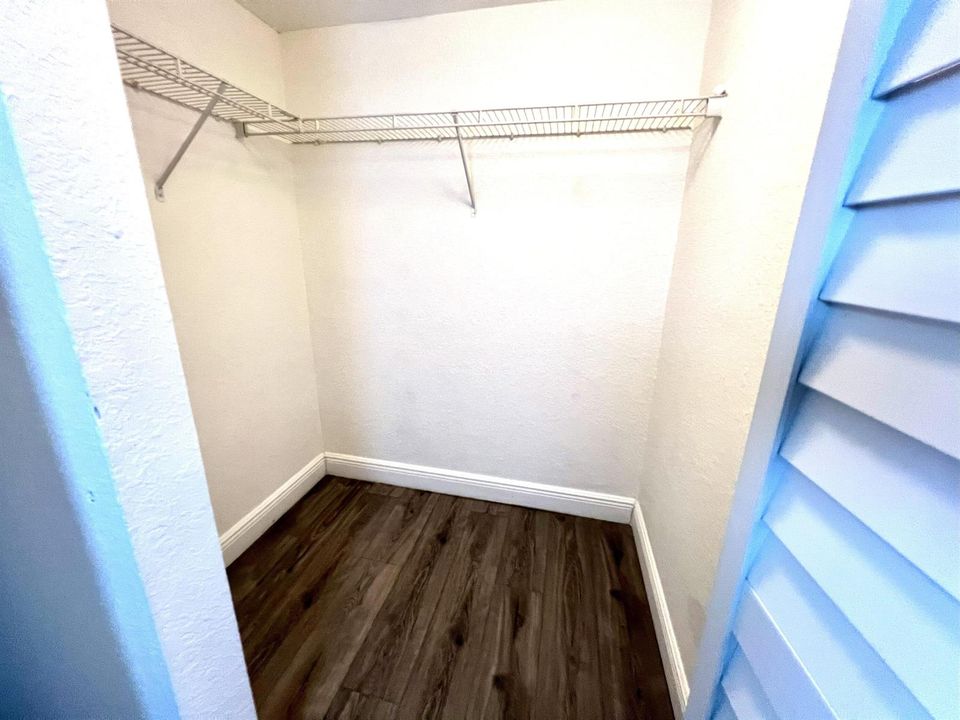 WALKING CLOSET