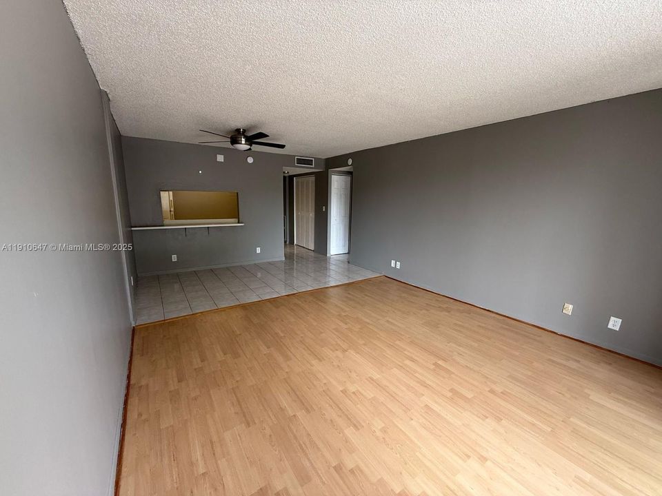 Active With Contract: $1,485 (1 beds, 1 baths, 704 Square Feet)
