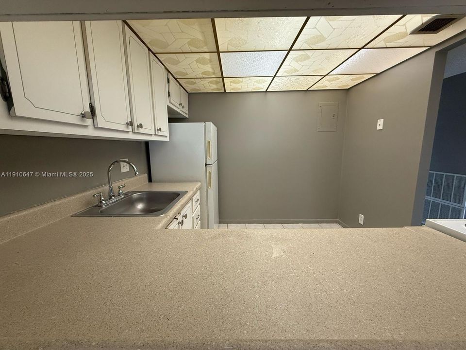 Active With Contract: $1,485 (1 beds, 1 baths, 704 Square Feet)