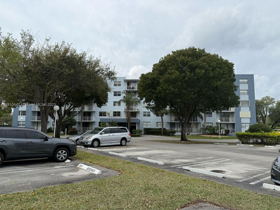 Active With Contract: $1,485 (1 beds, 1 baths, 704 Square Feet)