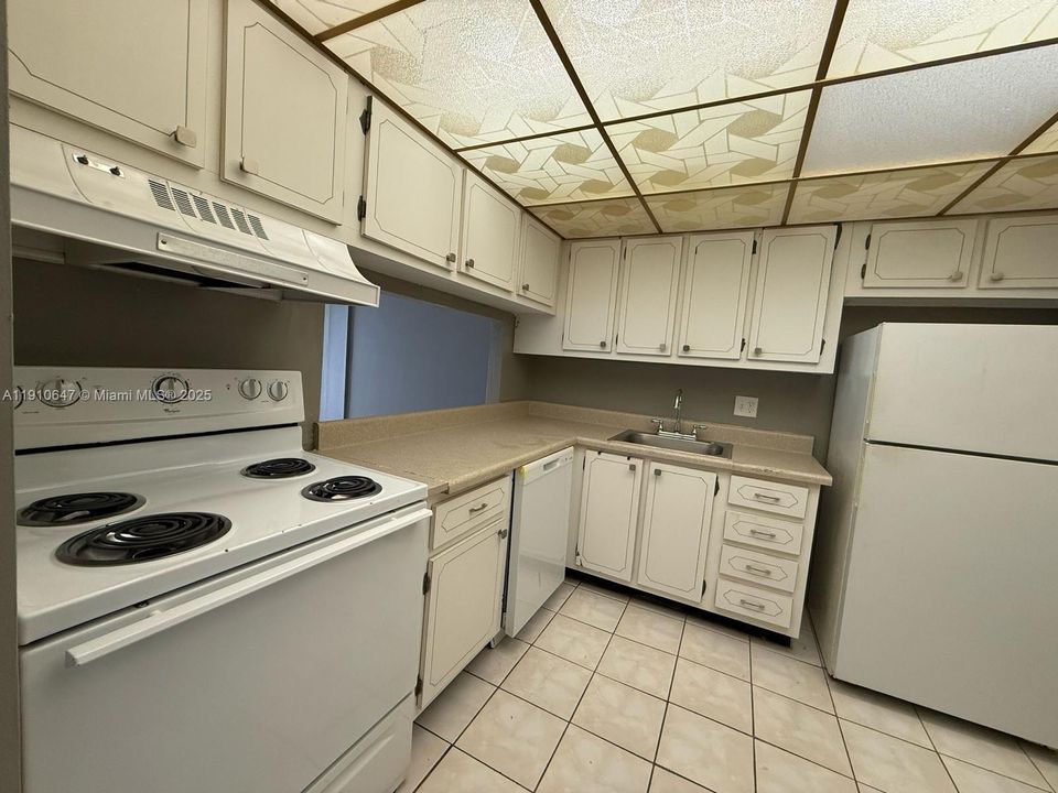 Active With Contract: $1,485 (1 beds, 1 baths, 704 Square Feet)