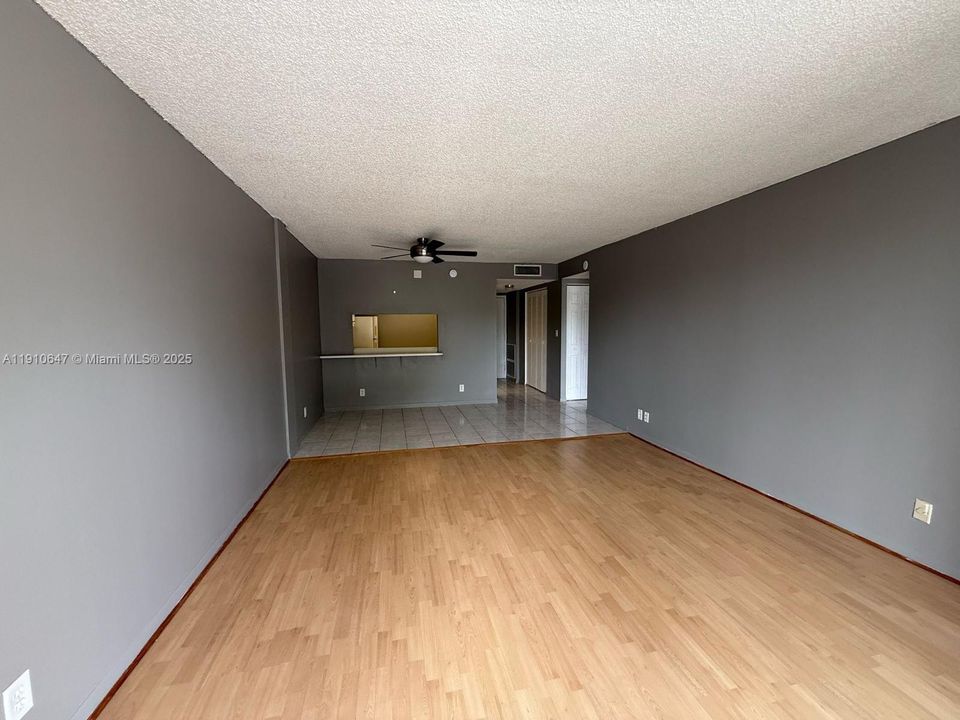 Active With Contract: $1,485 (1 beds, 1 baths, 704 Square Feet)