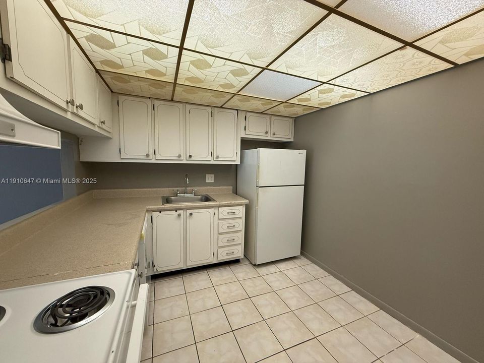Active With Contract: $1,485 (1 beds, 1 baths, 704 Square Feet)