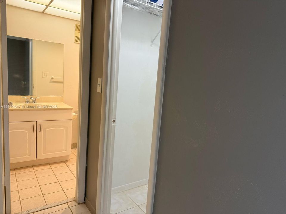 Active With Contract: $1,485 (1 beds, 1 baths, 704 Square Feet)