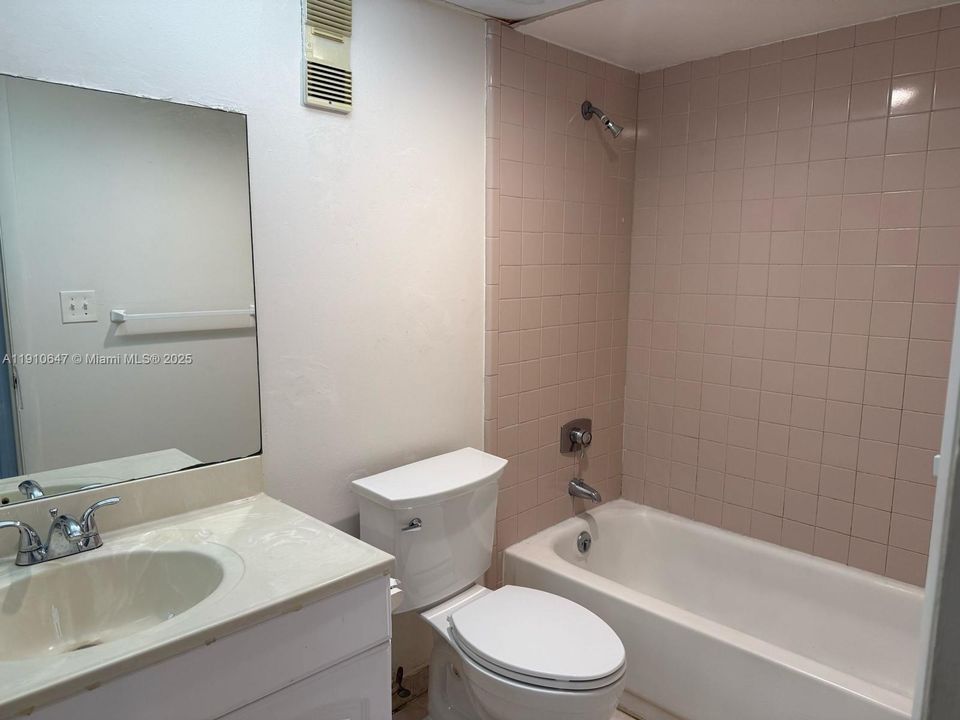 Active With Contract: $1,485 (1 beds, 1 baths, 704 Square Feet)