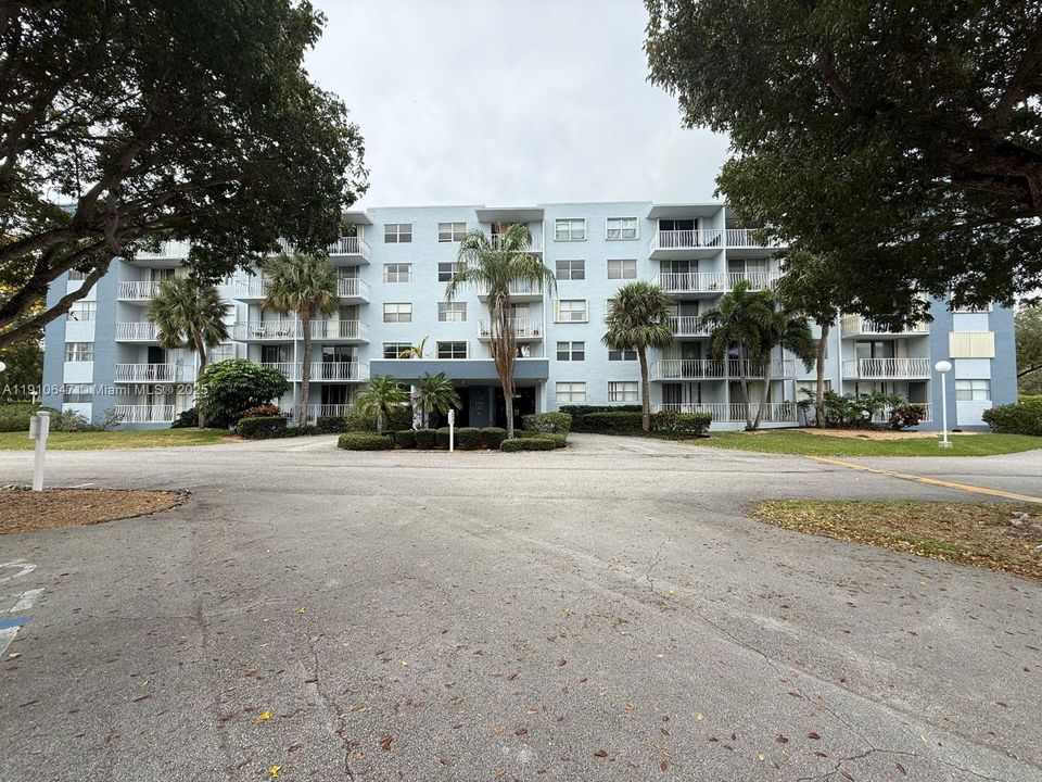 Active With Contract: $1,485 (1 beds, 1 baths, 704 Square Feet)