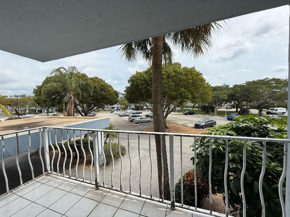 Active With Contract: $1,485 (1 beds, 1 baths, 704 Square Feet)