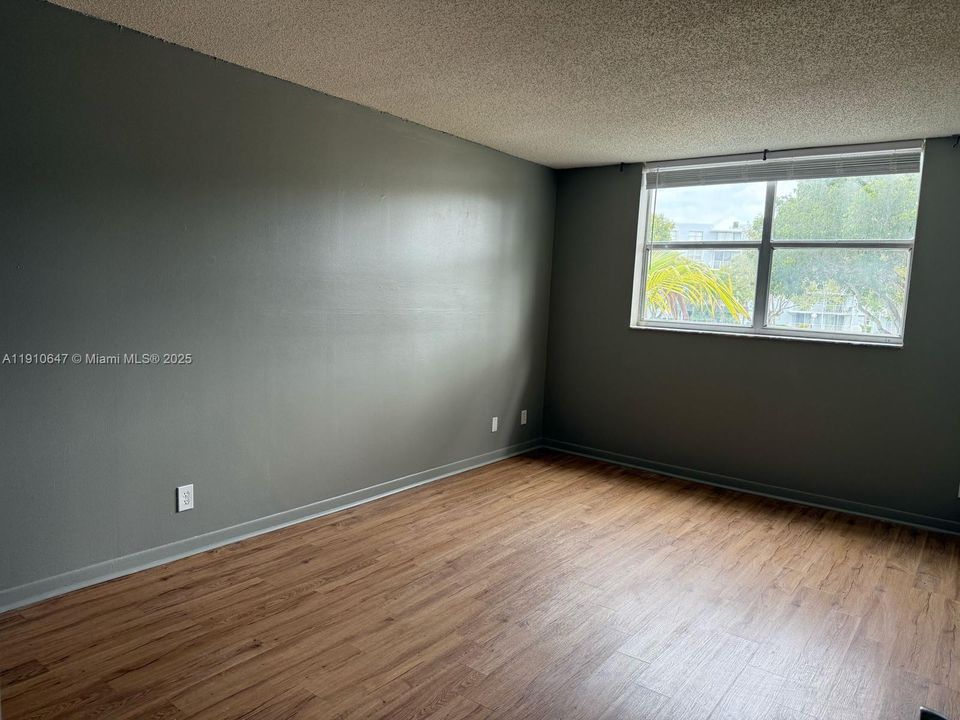 Active With Contract: $1,485 (1 beds, 1 baths, 704 Square Feet)