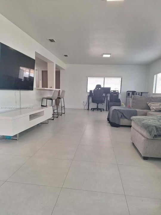 Active With Contract: $3,900 (3 beds, 2 baths, 1578 Square Feet)