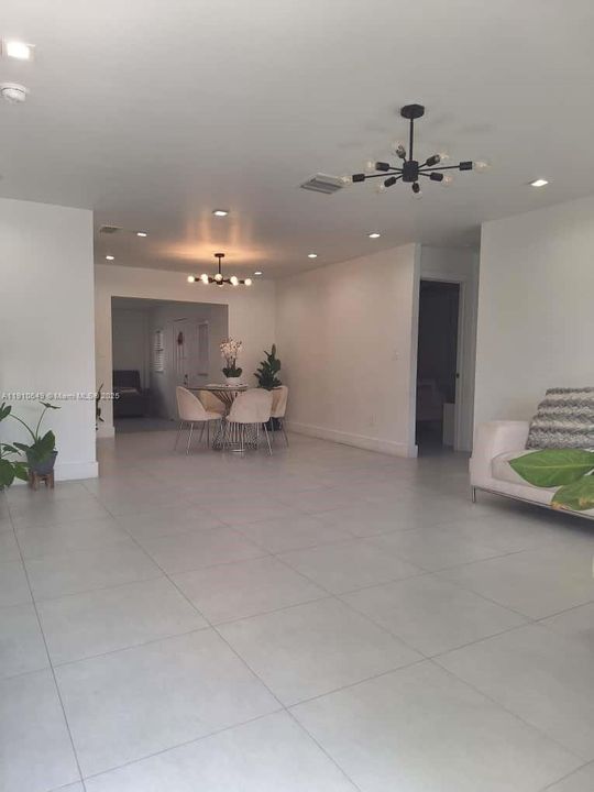 Active With Contract: $3,900 (3 beds, 2 baths, 1578 Square Feet)
