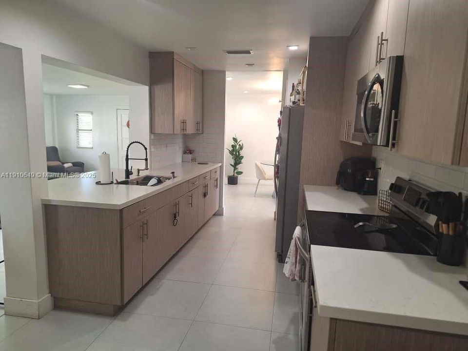 Active With Contract: $3,900 (3 beds, 2 baths, 1578 Square Feet)