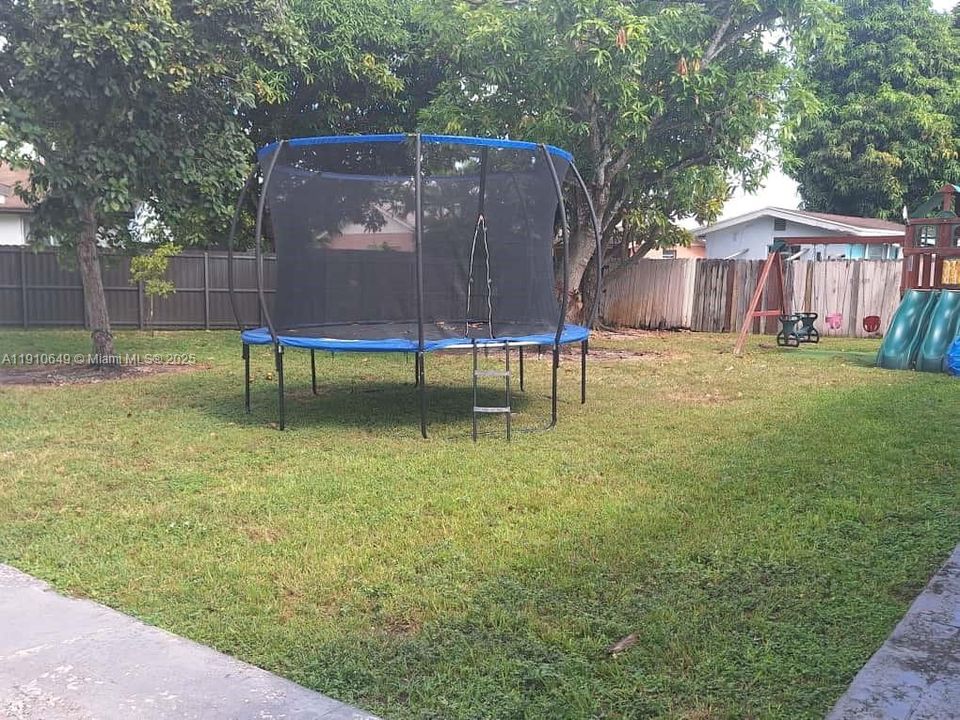 Active With Contract: $3,900 (3 beds, 2 baths, 1578 Square Feet)