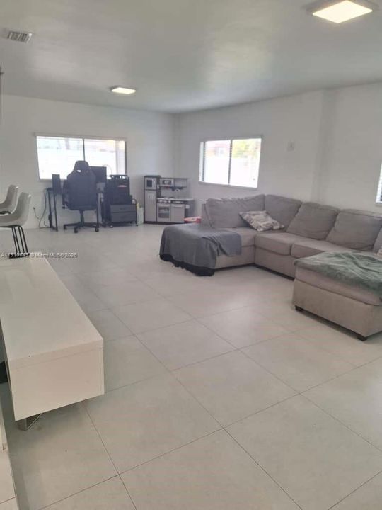 Active With Contract: $3,900 (3 beds, 2 baths, 1578 Square Feet)