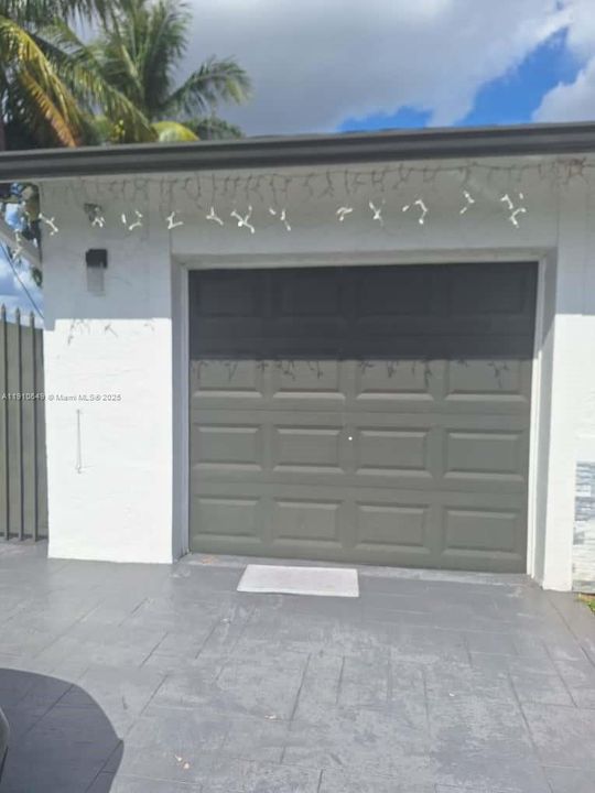 Active With Contract: $3,900 (3 beds, 2 baths, 1578 Square Feet)