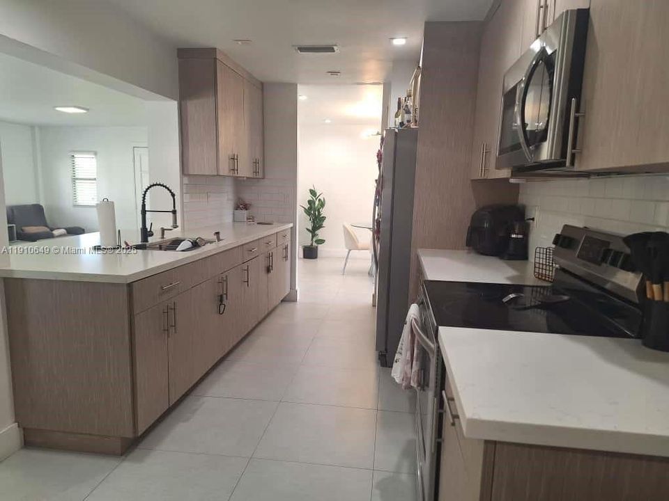 Active With Contract: $3,900 (3 beds, 2 baths, 1578 Square Feet)