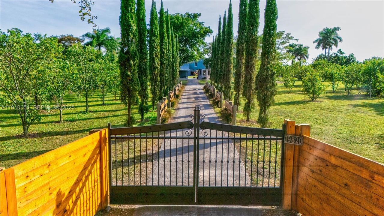 На продажу: $2,225,000 (4 спален, 2 ванн, 0 Квадратных фут)