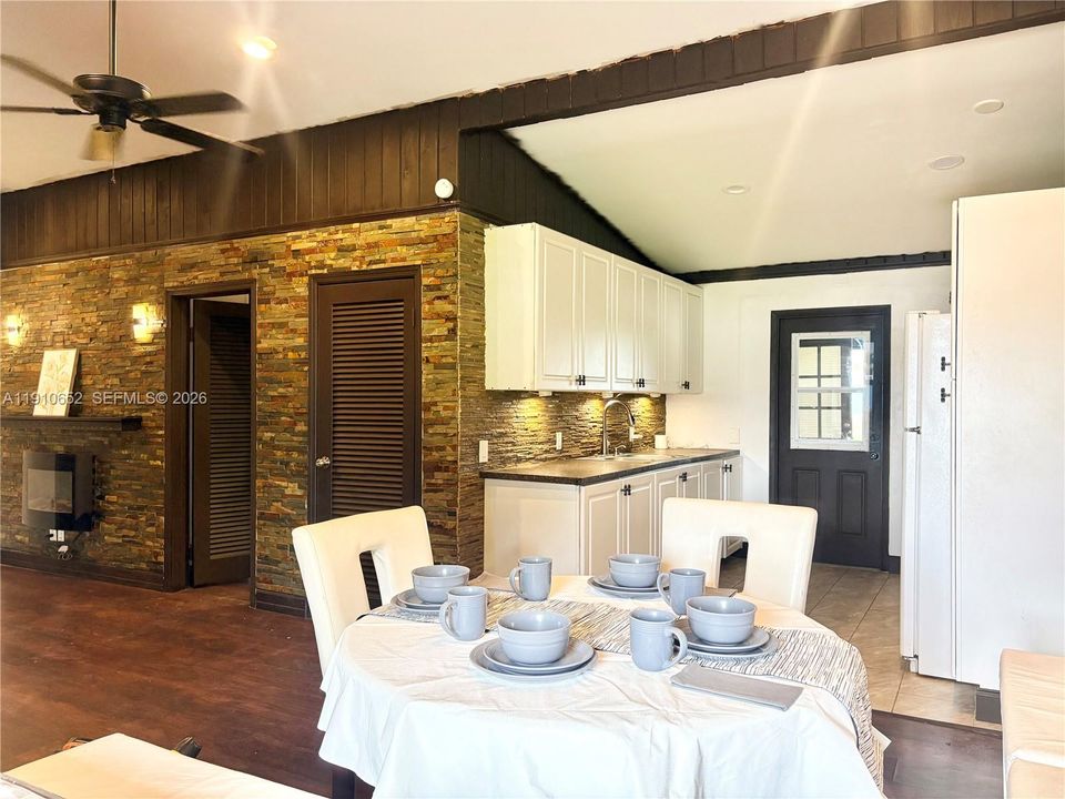 Recently Sold: $415,000 (2 beds, 2 baths, 968 Square Feet)