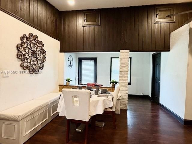 Recently Sold: $415,000 (2 beds, 2 baths, 968 Square Feet)