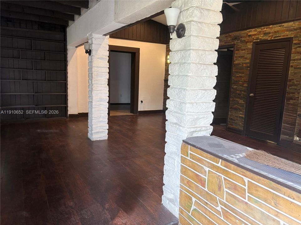 Recently Sold: $415,000 (2 beds, 2 baths, 968 Square Feet)