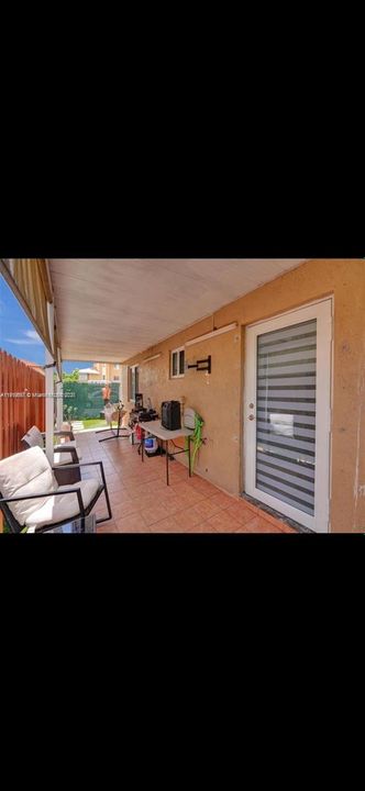 Active With Contract: $329,999 (2 beds, 2 baths, 870 Square Feet)