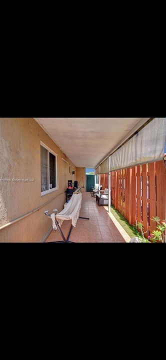 Active With Contract: $329,999 (2 beds, 2 baths, 870 Square Feet)