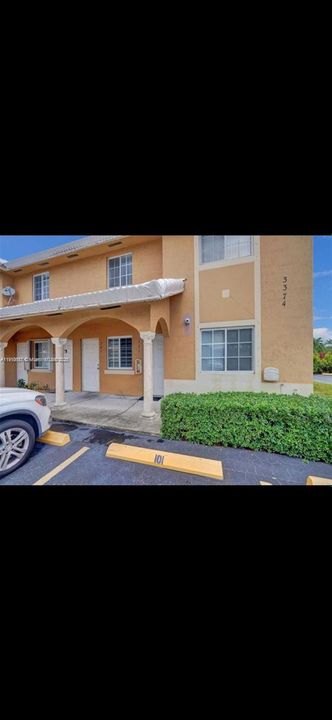 Active With Contract: $329,999 (2 beds, 2 baths, 870 Square Feet)