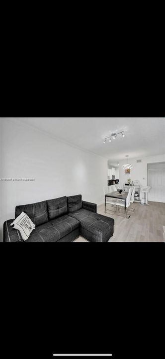 Active With Contract: $329,999 (2 beds, 2 baths, 870 Square Feet)