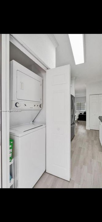 Active With Contract: $329,999 (2 beds, 2 baths, 870 Square Feet)