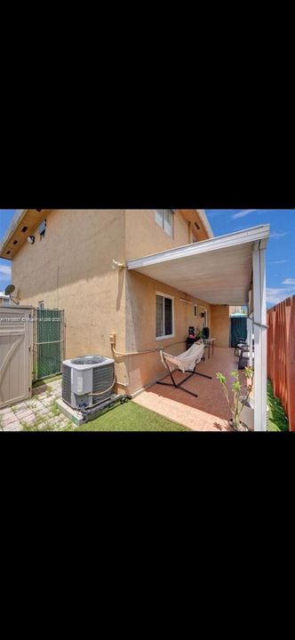 Active With Contract: $329,999 (2 beds, 2 baths, 870 Square Feet)