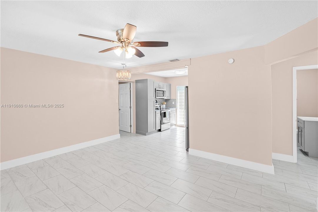 待售: $260,000 (3 贝兹, 3 浴室, 1117 平方英尺)