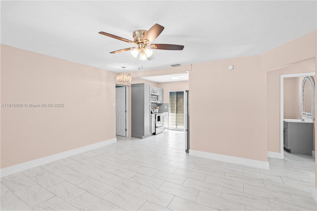 待售: $260,000 (3 贝兹, 3 浴室, 1117 平方英尺)