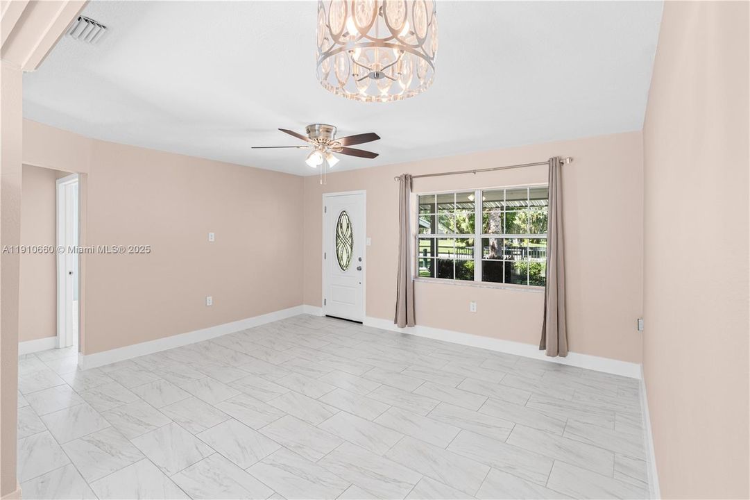 待售: $260,000 (3 贝兹, 3 浴室, 1117 平方英尺)