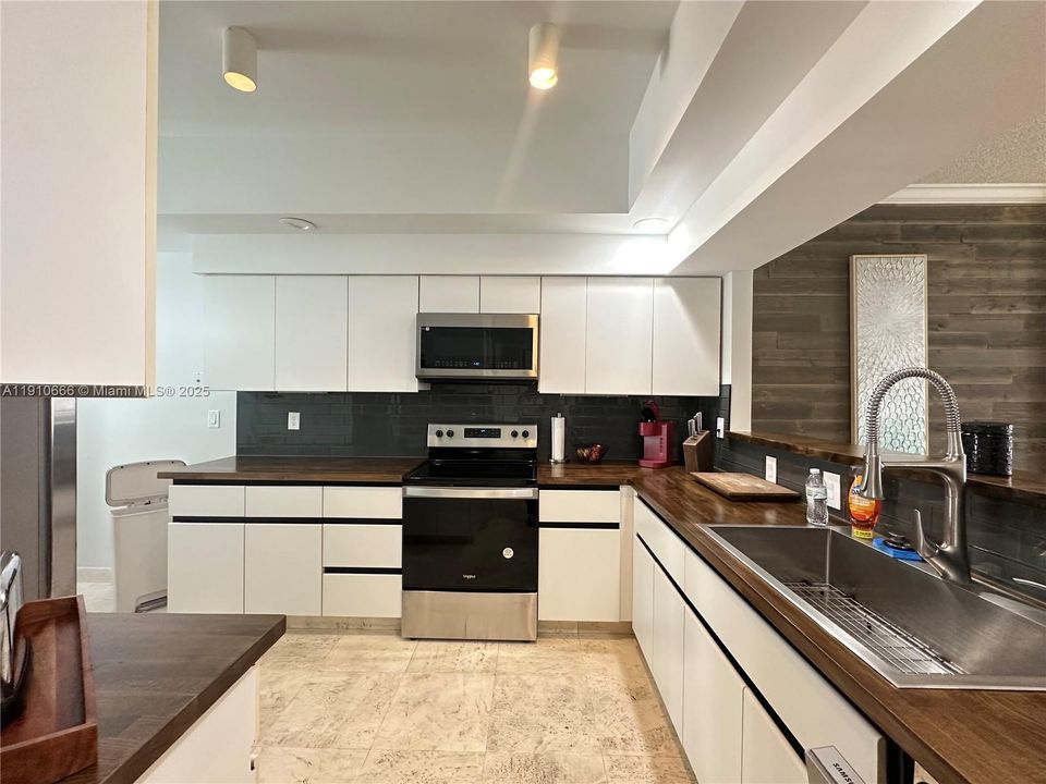 For Sale: $750,000 (2 beds, 2 baths, 1820 Square Feet)