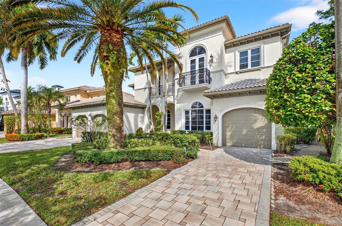 出租: $14,000 (5 贝兹, 5 浴室, 5533 平方英尺)