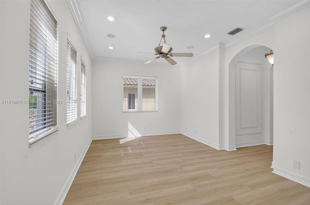 出租: $14,000 (5 贝兹, 5 浴室, 5533 平方英尺)