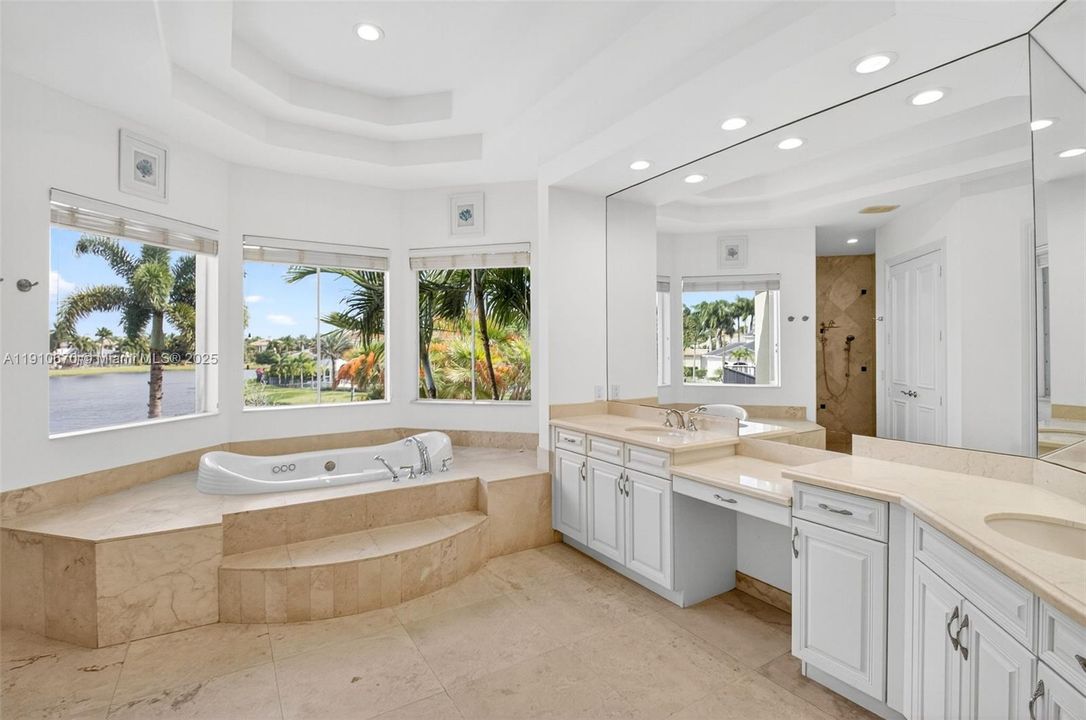 出租: $14,000 (5 贝兹, 5 浴室, 5533 平方英尺)