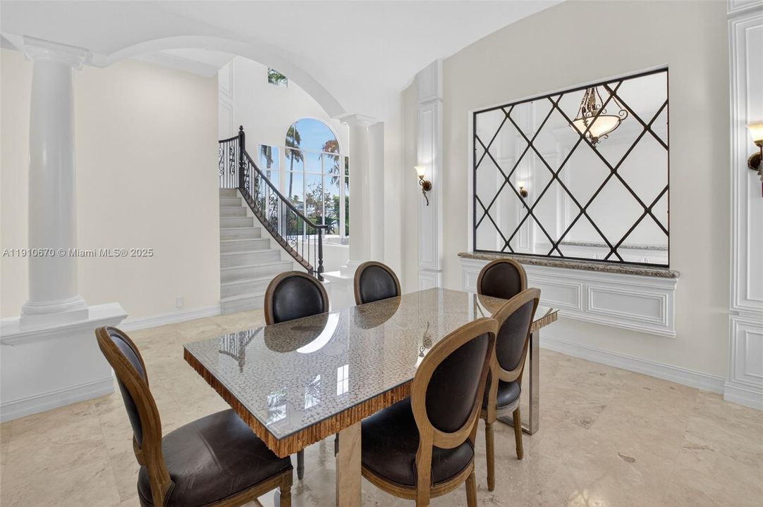 出租: $14,000 (5 贝兹, 5 浴室, 5533 平方英尺)