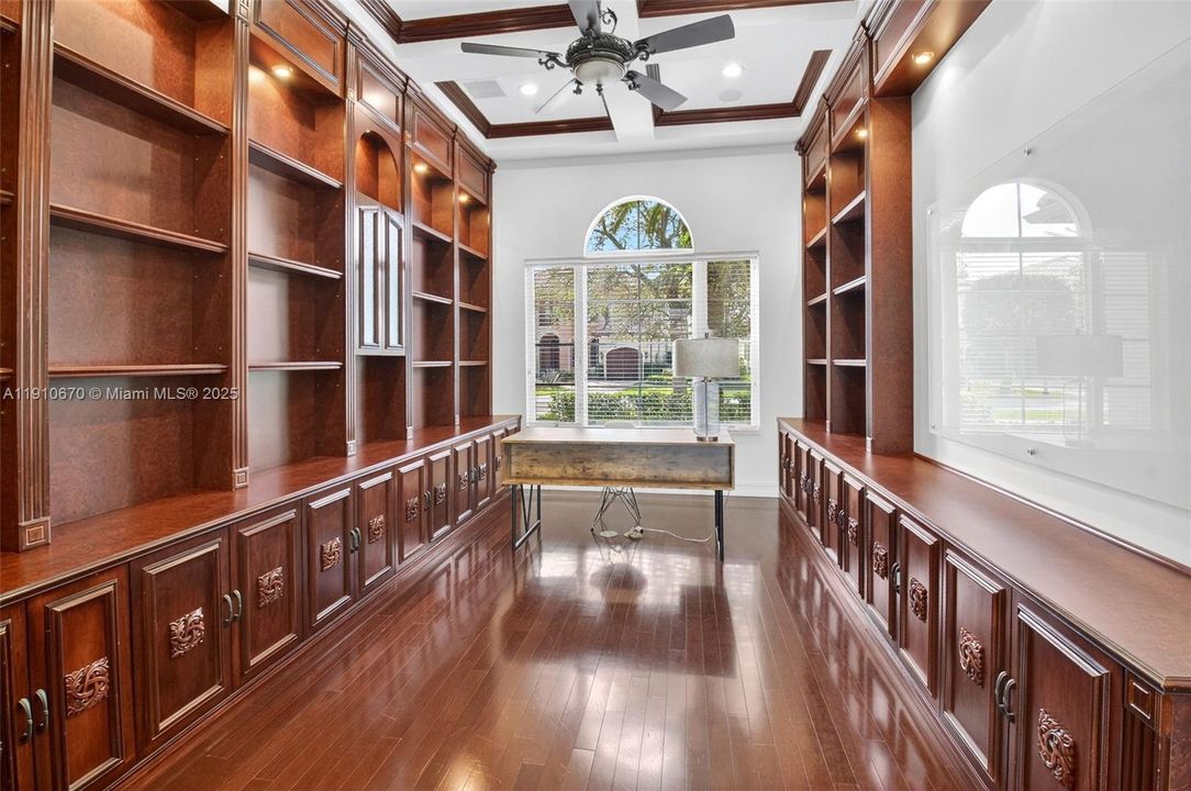 出租: $14,000 (5 贝兹, 5 浴室, 5533 平方英尺)