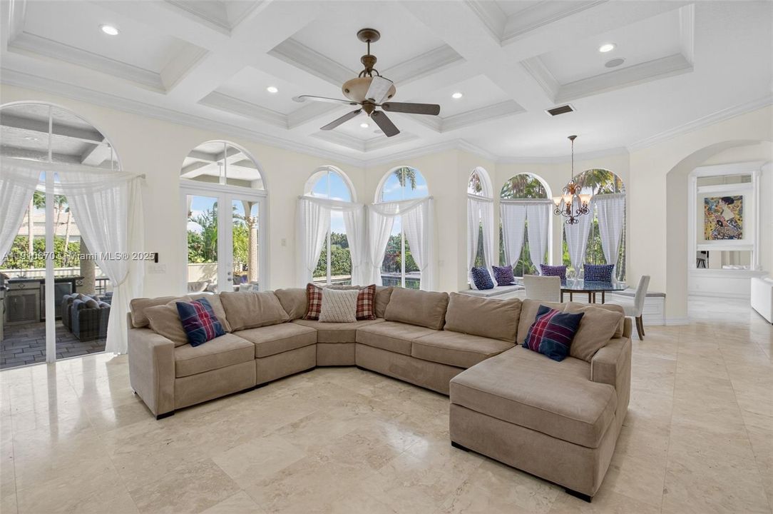 出租: $14,000 (5 贝兹, 5 浴室, 5533 平方英尺)