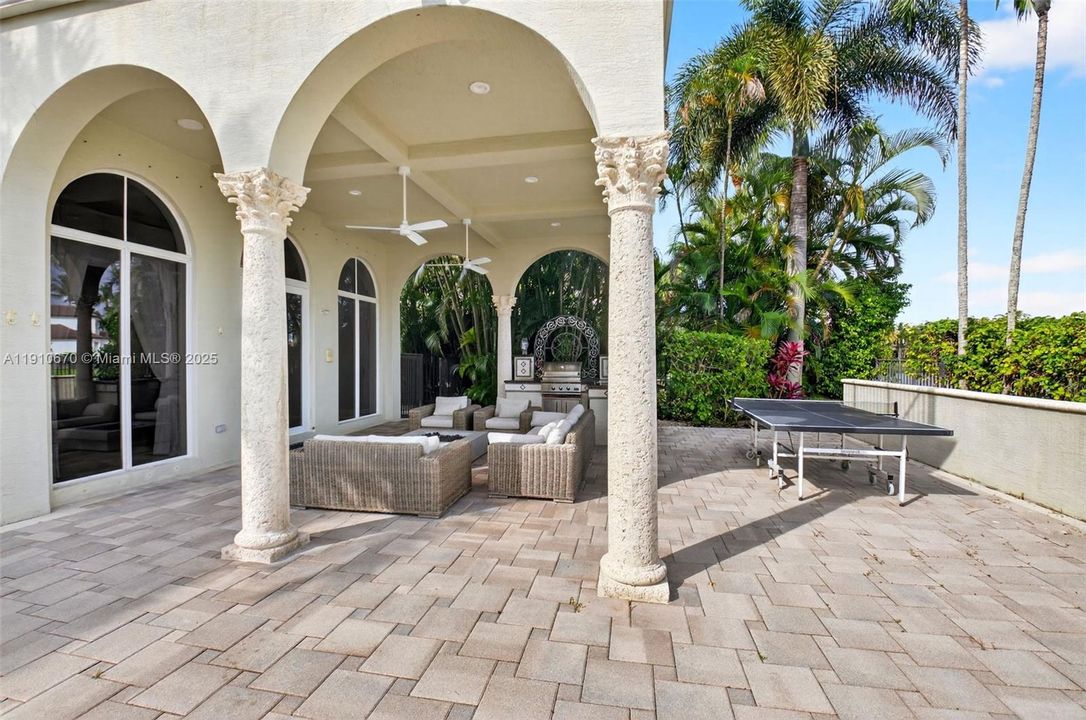 出租: $14,000 (5 贝兹, 5 浴室, 5533 平方英尺)