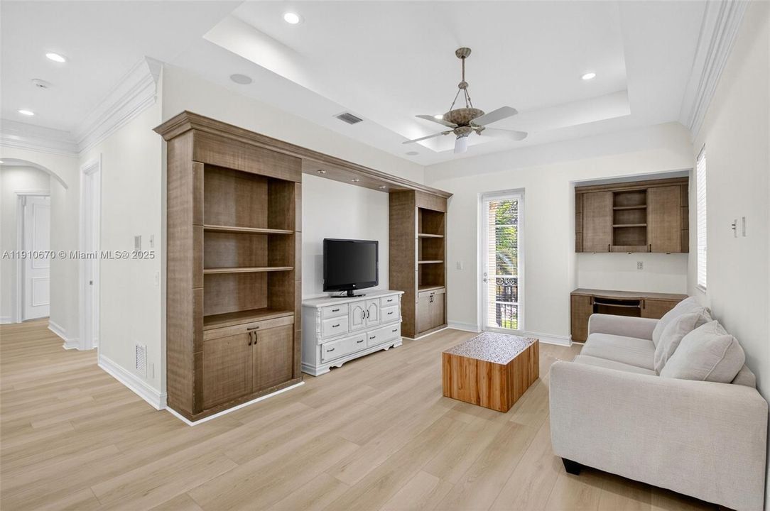 出租: $14,000 (5 贝兹, 5 浴室, 5533 平方英尺)