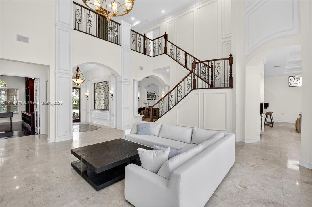 出租: $14,000 (5 贝兹, 5 浴室, 5533 平方英尺)